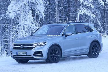 2024 Volkswagen Touareg Caught Playing in the Snow Hiding Minor Design  Updates - autoevolution